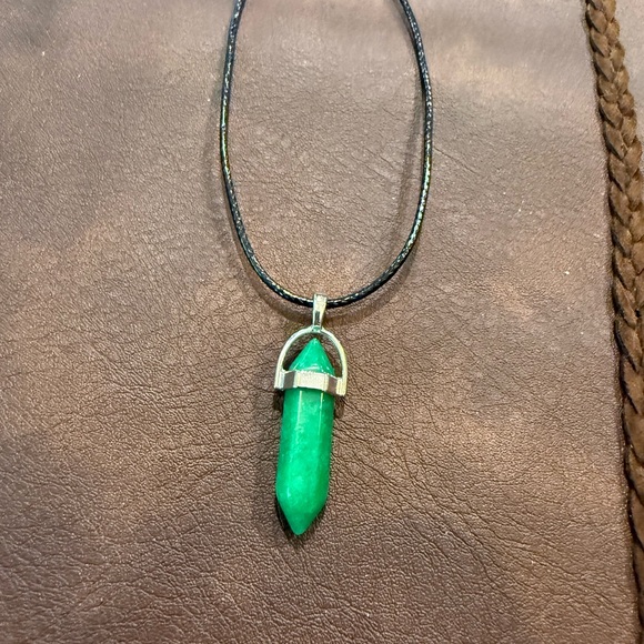 Elegant Green Pendant Necklace - Picture 1 of 1